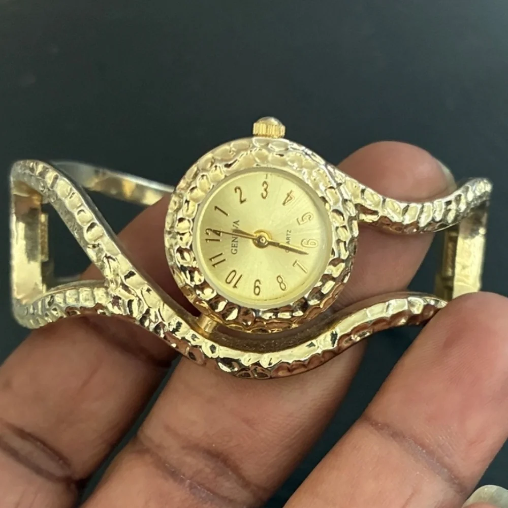Geneva Bracelet Cuff Style Watch. EUC. Battery Currently Working. - Picture 2 of 7